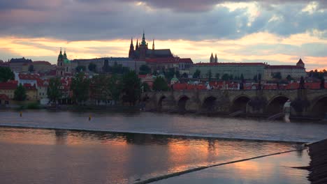 Moldau-Und-Karlsbrücke-In-Prag