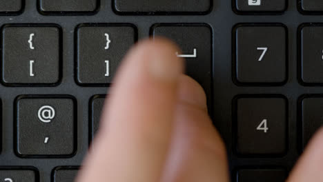 Ansicht-Von-Oben-Finger-Drücken-Der-Eingabetaste-Der-Tastatur