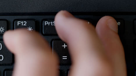 Draufsicht-Mit-Dem-Finger,-Der-Die-Löschtaste-Der-Tastatur-Drückt