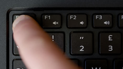Ansicht-Von-Oben-Finger-Drücken-Der-ESC-Taste-Tastatur