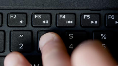 Draufsicht-Finger-Drücken-Der-Zifferntasten-Tastatur
