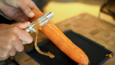 Nahaufnahme-Von-Weiblichen-Händen,-Die-Karotten-Schälen