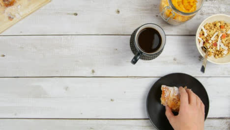 Draufsicht-Croissant-Essen-und-Kaffee-Trinken-Mit-Kopierraum