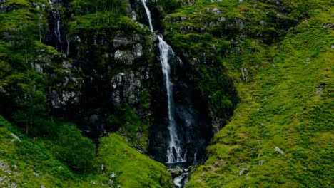 Vista-Aérea-Drone-Shot-of-Waterfall-in-Glen-Coe