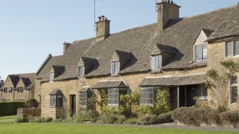 Old-Cotswold-Stone-Cottages-in-English-Village