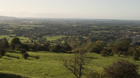 Pan-of-Sunny-Countryside-over-Broadway-in-the-Cotswolds
