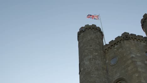 Britische-Flagge-Am-Turm-Mit-Blauem-Himmel