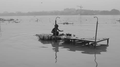 Kind-Spielt-In-Kalkutta-Ghat-1