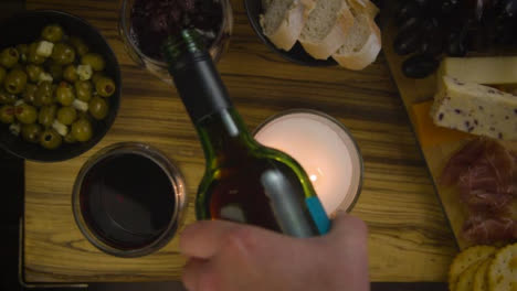 Mann-Füllt-Ein-Leeres-Weinglas-Mit-Rotwein-Nach