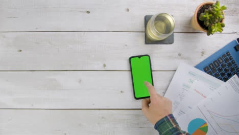 Man-Scrolling-On-His-Smart-Teléfono-with-Green-Screen