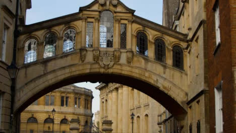 Panning-Shot-of-Bridge-of-Sighs-In-Oxford-England
