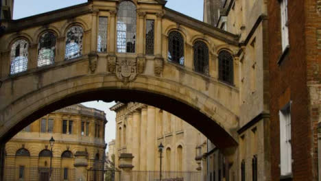 Panning-Shot-of-Hertford-College-Bridge-of-Sighs-In-Oxford-England