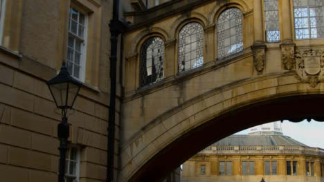 Panning-Shot-of-Hertford-College-Bridge-of-Sighs-and-Sheldonian-Theatre