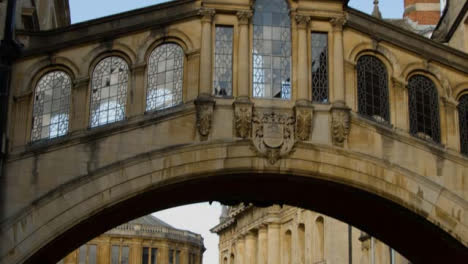 Kamerafahrt-Von-Hertford-College-Seufzerbrücke-In-Oxford