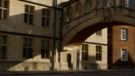 Panning-Shot-of-Bridge-of-Sighs-at-Hertford-College-In-Oxford