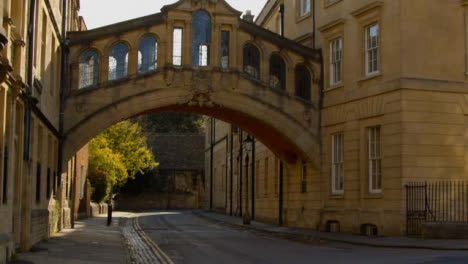 Panning-Shot-of-Hertford-College-Bridge-of-Sighs-In-Oxford-