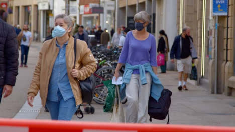 Lange-Aufnahme-Von-Menschen-Mit-Gesichtsmasken,-Die-Die-Belebte-Oxford-Street-Hinuntergehen?