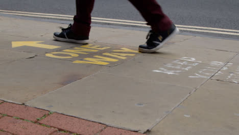 Nahaufnahme-Von-Fußgängern,-Die-über-Eine-Fahrbahnmarkierung-In-Oxford-Gehen?