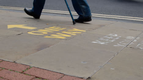 Nahaufnahme-Von-Fußgängern-Füße-Zu-Fuß-über-Eine-Fahrbahnmarkierung-In-Oxford-England?