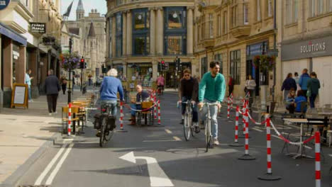 Kamerafahrt-Der-Belebten-Straße-Während-Der-Straßensperrung-In-Oxford