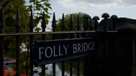 Aufsteigender-Schuss-über-Die-Torheitsbrücke-In-Oxford-England