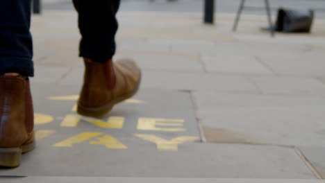 Kamerafahrt-Von-Füßen,-Die-über-Eine-Einbahnstraße-Bodenmarkierung-In-Oxford-England-Gehen?