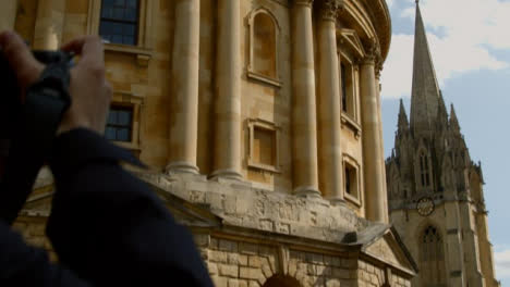 Neigeaufnahme-Von-Jemandem,-Der-Ein-Foto-Von-Radcliffe-Camera-Building-In-Oxford-Macht