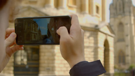 über-Die-Schulter-Geschossen-Von-Jemandem,-Der-Fotos-Auf-Dem-Telefon-Des-Radcliffe-kameragebäudes-Macht