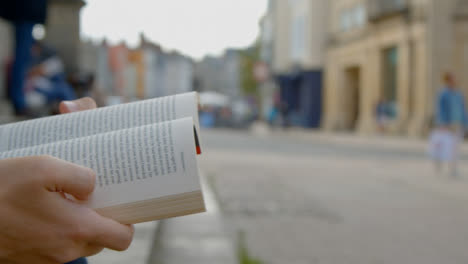 Kameraschwenk-Von-Jemandem,-Der-Ein-Buch-über-Clarendon-Building-Steps-In-Oxford-Liest