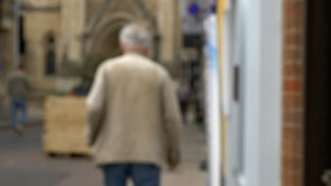 Defokussierte-Aufnahme-Eines-älteren-Mannes,-Der-Eine-Ruhige-Straße-In-Oxford-Hinuntergeht?