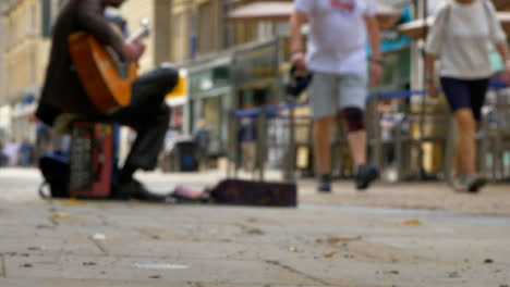 Low-Angle-Shot-Von-Straßenmusikanten-Auf-Einer-Belebten-Straße-In-Oxford-01