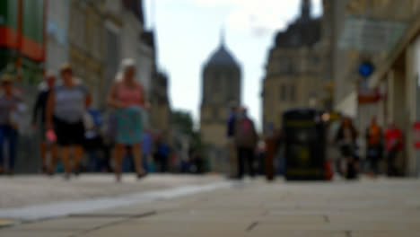 Unscharf-Gestellte-Totale-Von-Fußgängern,-Die-Die-Cornmarket-Street-In-Oxford-Hinuntergehen?