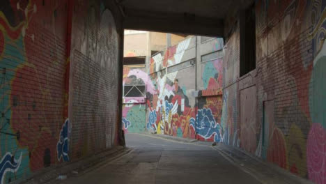 Gebäudewände-Mit-Graffiti-Bedeckt