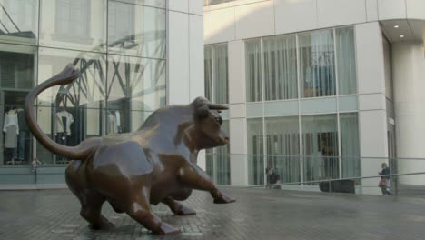 Icónica-Estatua-Del-Toro-Fuera-Del-Centro-Comercial-De-Birmingham