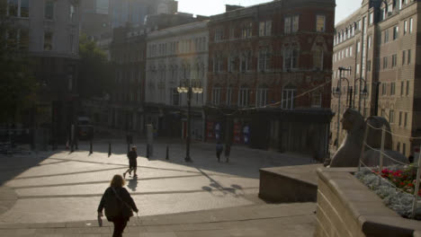 Menschen,-Die-über-Den-Victoria-Square-In-Birmingham-Gehen