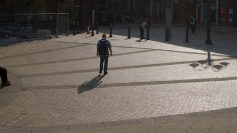 Schieben-Von-Menschen-Auf-Dem-Victoria-Square-In-Birmingham