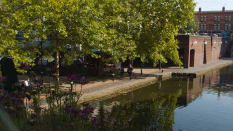 Toma-Panorámica-De-Anciano-Caminando-Junto-Al-Canal-En-Birmingham