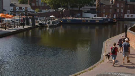 Panoramaaufnahme-Von-Menschen-Mit-Hund,-Die-Am-Kanal-In-Birmingham-Spazieren-Gehen?
