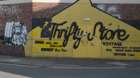 Tiro-De-Seguimiento-De-Graffiti-En-El-Exterior-Del-Edificio-En-Birmingham