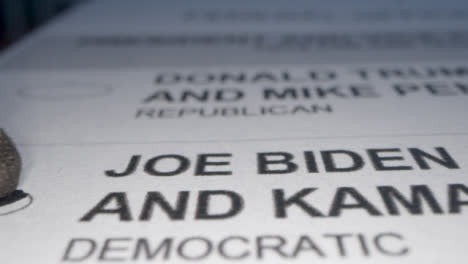 Tracking-Nahaufnahme-Einer-Stimme-Für-Joe-Biden-Auf-Stimmzettel