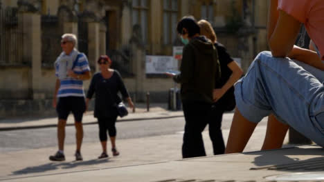 Weitschuss-Von-Menschen,-Die-Sich-Auf-Der-Straße-Unterhalten,-Während-Der-Verkehr-In-Oxford-02ox-Vorbeigeht