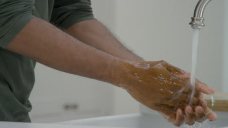 Mann,-Der-Seine-Hände-Mit-Seifenwasser-Unter-Fließendem-Wasser-Putzt