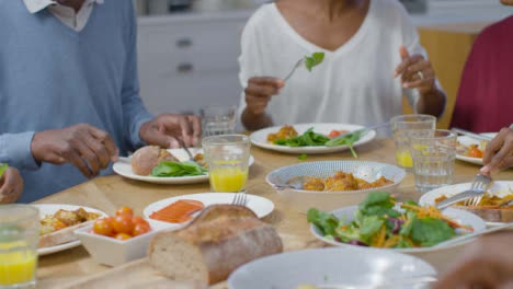 Familie-Am-Tisch,-Die-Zusammen-Ein-Abendessen-Isst
