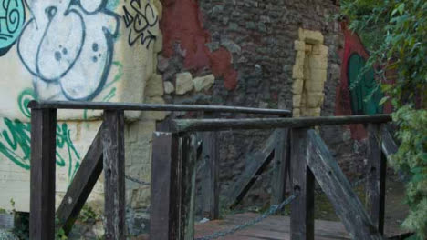 Tiro-Ascendente-De-Graffiti-En-La-Antigua-Muralla-En-Castle-Park-En-Bristol