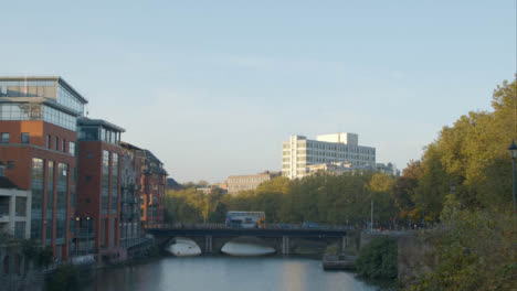 Weitschuss-Von-Menschen-Und-Verkehr-Auf-Der-Bristol-Bridge-In-Bristol-England