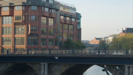 Weitschuss-Von-Menschen-Und-Radfahrern,-Die-über-Die-Bristol-Bridge-In-Bristol-England-Reisen?