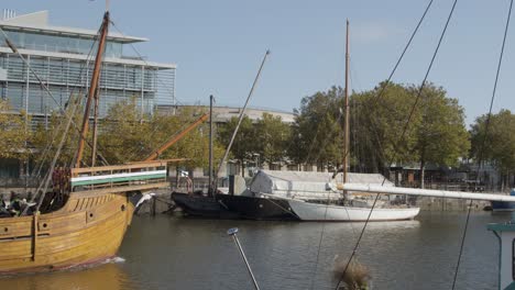 Weitschuss-Von-Vintage-Schiff,-Das-Durch-Den-Yachthafen-Von-Bristol-In-Bristol-England-Segelt?