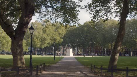 Weitschuss-Von-Menschen-Auf-Dem-Queen-Square-In-Bristol,-England?