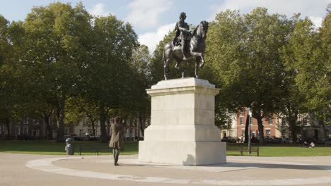 Disparo-Inclinado-De-La-Estatua-Ecuestre-De-William-III-En-Queen-Square-En-Bristol,-Inglaterra