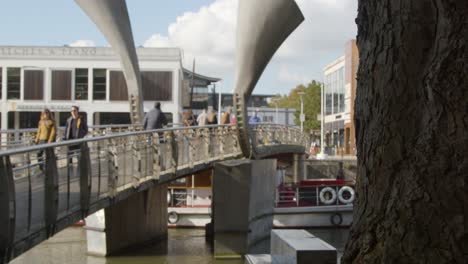 Defokussierte-Aufnahme-Von-Sportbooten,-Die-Unter-Der-Peros-Brücke-In-Bristol-Vorbeifahren